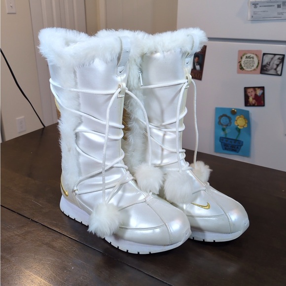 GORGEOUS 2006 NIKE FAUX FUR POM POM WHITE/GOLD BOOTS WOMEN'S SIZE US 9 - Picture 4 of 6